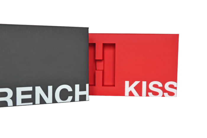 Boîte de rouges à lèvres noire et rouge avec compartiments